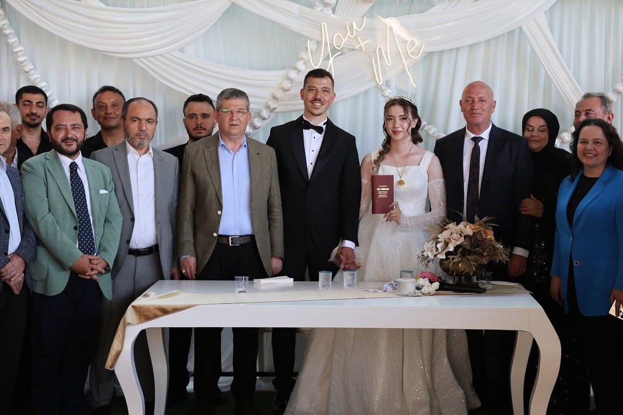 DENİZLİ’Nİ BABADAĞ İLÇESİ ANLAMLI BİR NİKAH TÖRENİNE EV SAHİPLİĞİ YAPTI. KIZININ NİKAHINI BİZZAT...