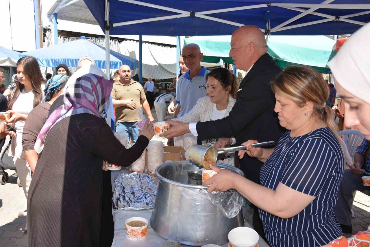 DENİZLİ’NİN BABADAĞ İLÇESİNDE BELEDİYE TARAFINDAN DÜZENLENEN PROGRAMDA, VATANDAŞLARA AŞURE...
