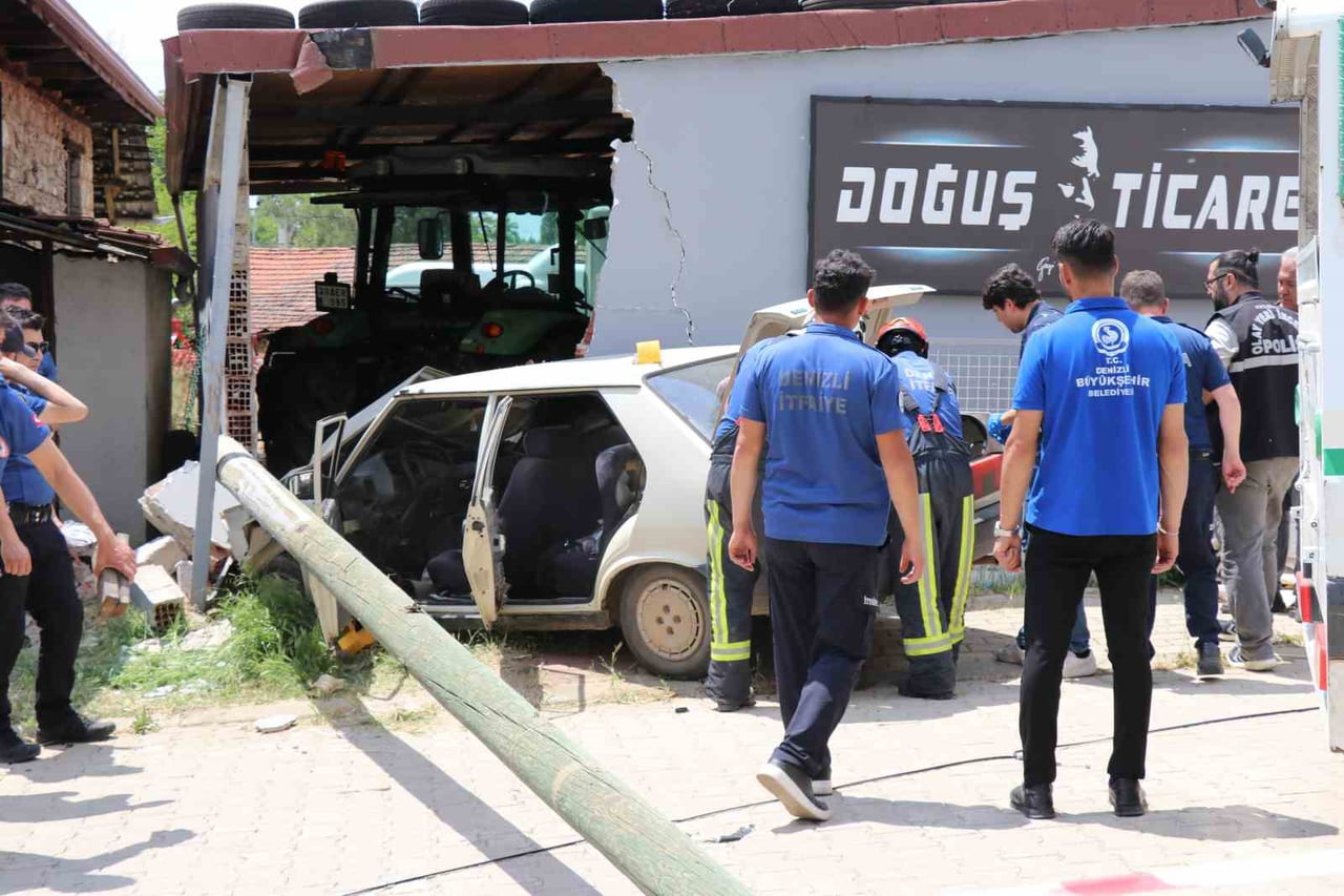 DENİZLİ’NİN BEYAĞAÇ İLÇESİNDE KONTROLDEN ÇIKAN BİR OTOMOBİLİN İŞ YERİNİN DEPO DUVARINA ÇARPMASI...