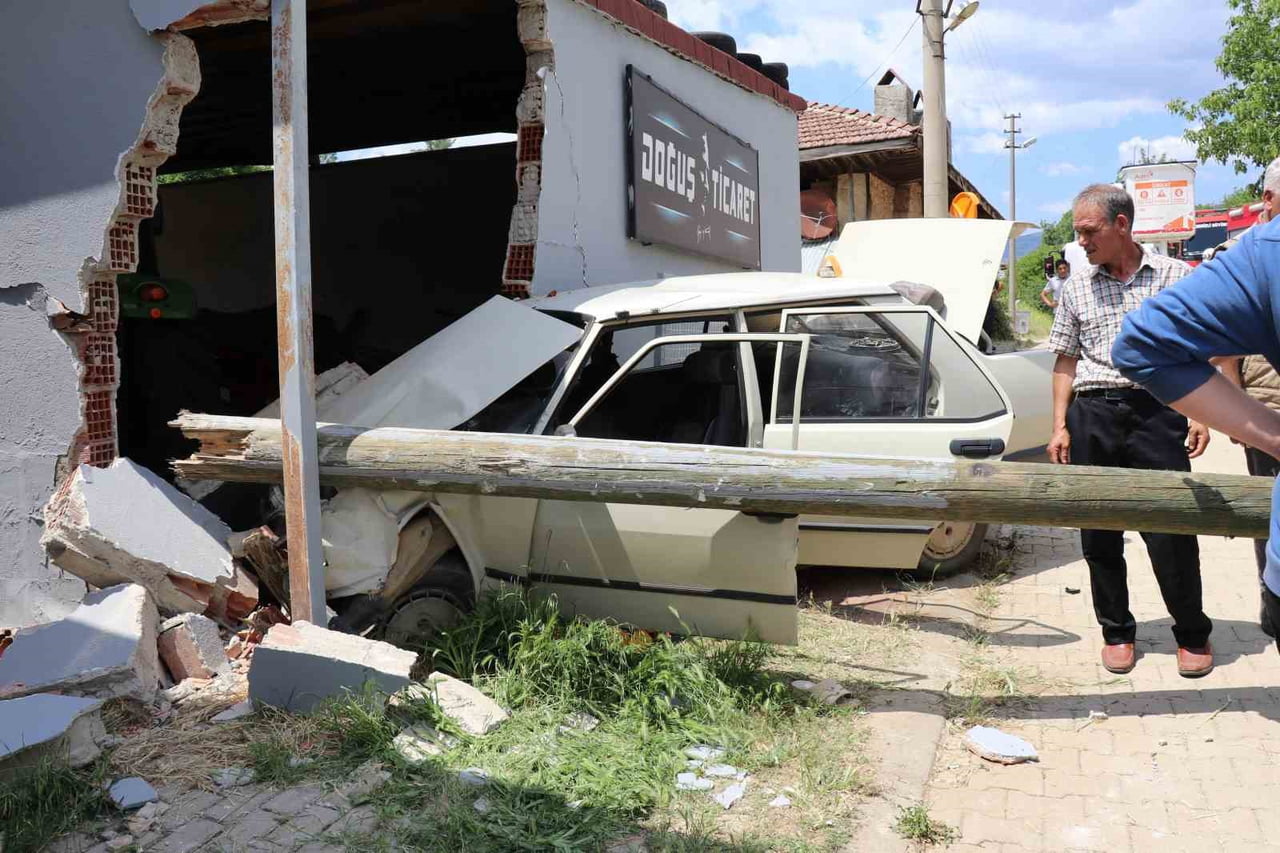 DENİZLİ’NİN BEYAĞAÇ İLÇESİNDE KONTROLDEN ÇIKAN BİR OTOMOBİLİN İŞ YERİNİN DEPO DUVARINA ÇARPMASI...
