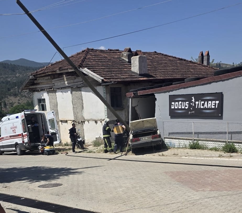 DENİZLİ’NİN BEYAĞAÇ İLÇESİNDE MEYDANA GELEN TRAFİK KAZASINDA, KONTROLDEN ÇIKAN BİR OTOMOBİLİN İŞ...