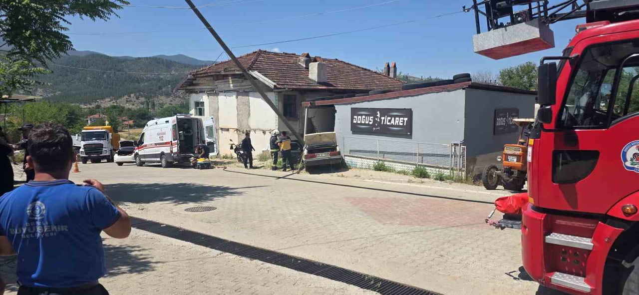 DENİZLİ’NİN BEYAĞAÇ İLÇESİNDE MEYDANA GELEN TRAFİK KAZASINDA, KONTROLDEN ÇIKAN BİR OTOMOBİLİN İŞ...