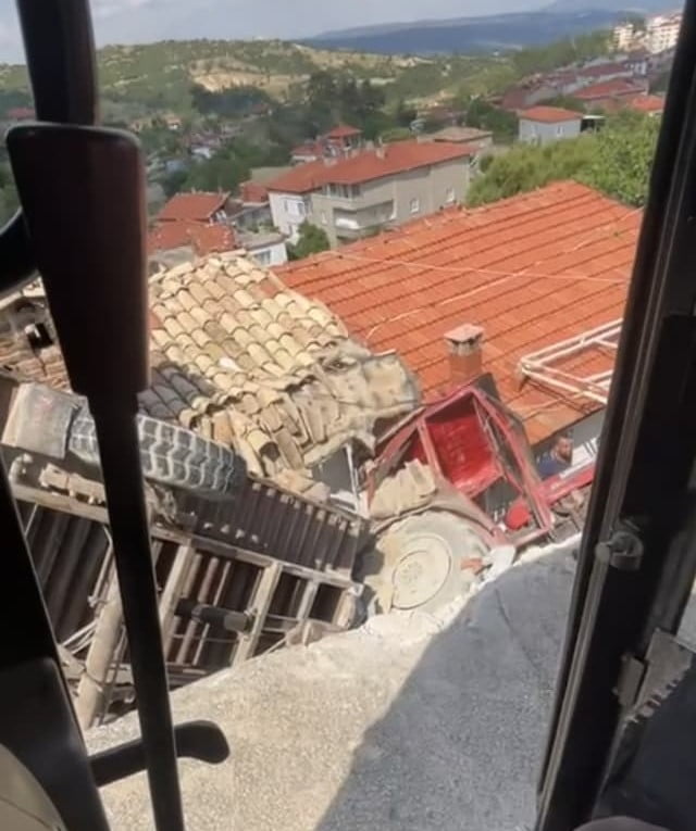 DENİZLİ’NİN BULDAN İLÇESİNDE, KONTROLDEN ÇIKAN BELEDİYEYE AİT TRAKTÖRÜ RÖMORKUYLA BİRLİKTE BİR...