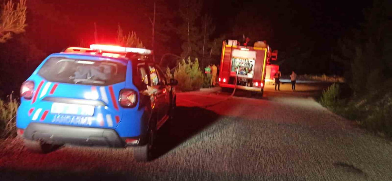 DENİZLİ’NİN ÇAMELİ İLÇESİNDE MEYDANA GELEN TRAFİK KAZASINDA, KONTROLDEN ÇIKAN OTOMOBİL ŞARAMPOLE...