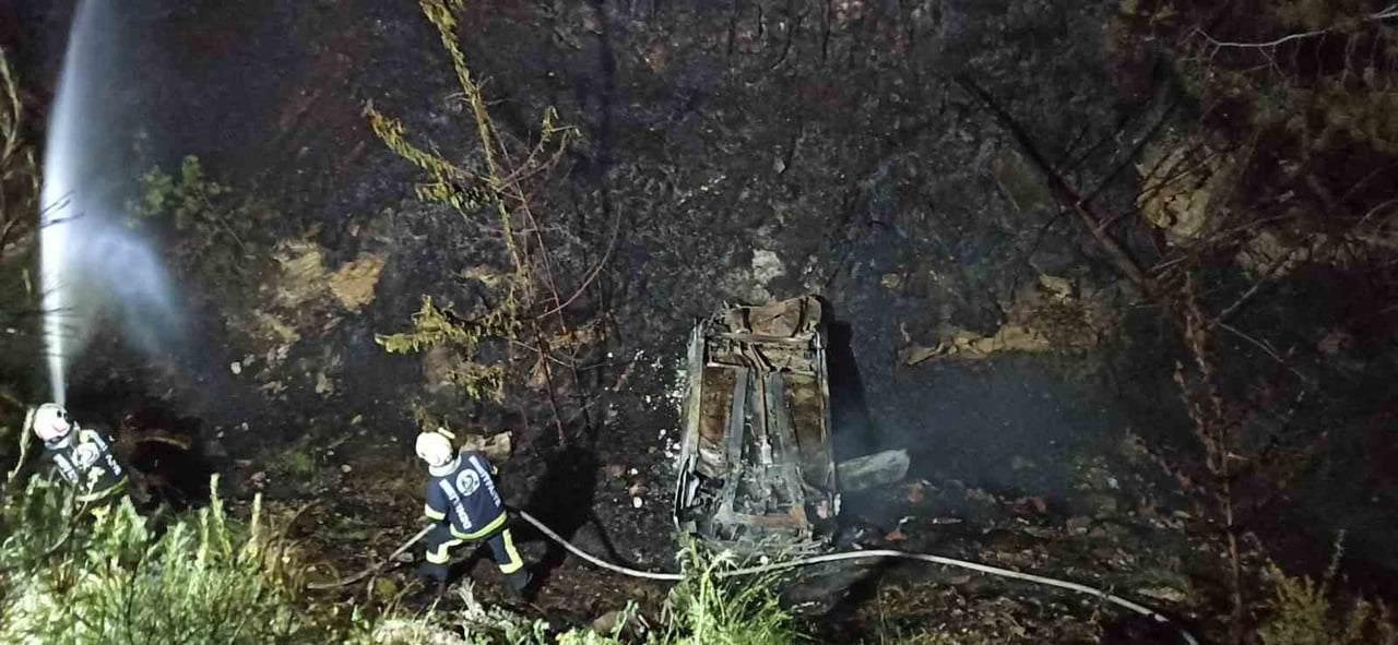 DENİZLİ’NİN ÇAMELİ İLÇESİNDE MEYDANA GELEN TRAFİK KAZASINDA, KONTROLDEN ÇIKAN OTOMOBİL ŞARAMPOLE...