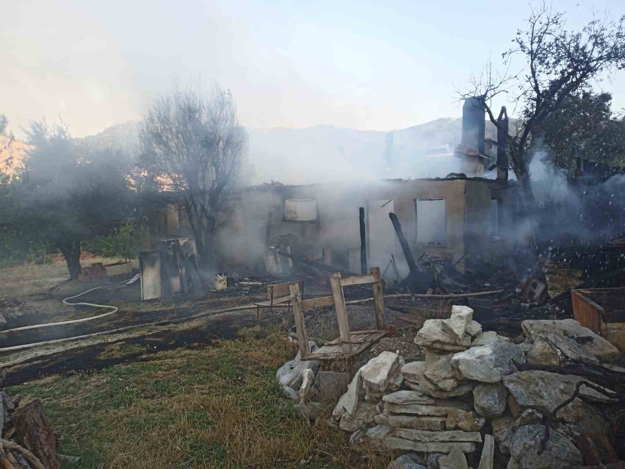DENİZLİ’NİN ÇAMELİ İLÇESİNDE TEK KATLI EVİ SARAN ALEVLER İTFAİYE EKİPLERİNİN YOĞUN UĞRAŞLARI...