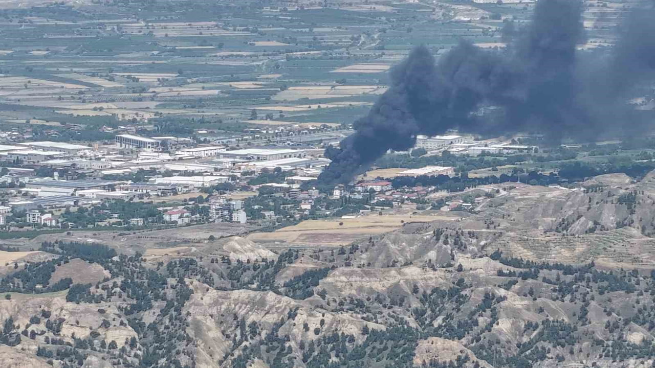 DENİZLİ’NİN PAMUKKALE İLÇESİNDE FAALİYET GÖSTEREN BİR KAUÇUK DEPOSUNDA ÇIKAN YANGINA MÜDAHALE...