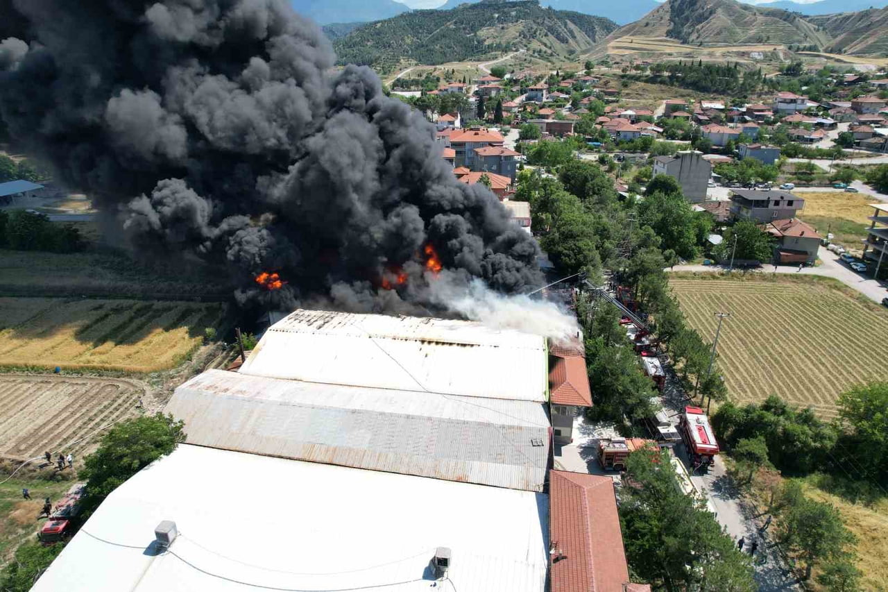 DENİZLİ’NİN PAMUKKALE İLÇESİNDE FAALİYET GÖSTEREN BİR KAUÇUK FABRİKASINDA ÇIKAN YANGINA MÜDAHALE...
