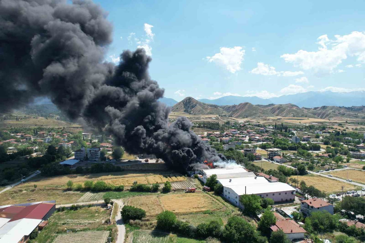DENİZLİ’NİN PAMUKKALE İLÇESİNDE FAALİYET GÖSTEREN BİR KAUÇUK FABRİKASINDA ÇIKAN YANGINA MÜDAHALE...