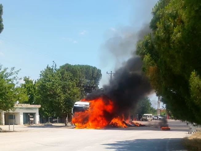 DENİZLİ’NİN SARAYKÖY İLÇESİNDE SEYİR HALİNDEYKEN ALEV ALAN SAMAN YÜKLÜ TIR, İTFAİYE EKİPLERİNİN...