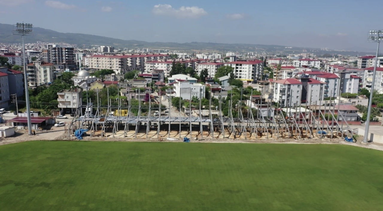 DEPREMDE HASAR ALAN 7 OCAK STADYUMU YERİNDE YENİDEN YÜKSELİYOR
