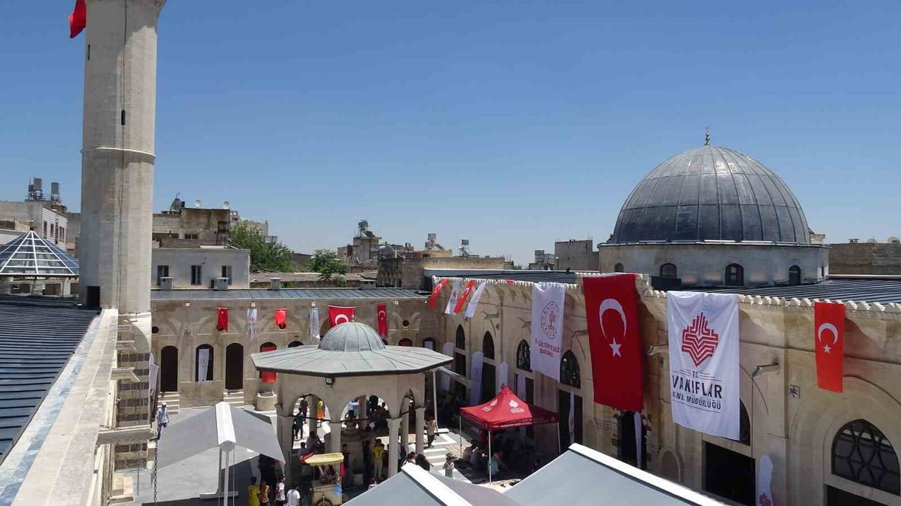DEPREMDE HASAR GÖREN KİLİS ULU CAMİ İLE ŞURAHBİL BİN HASENE CAMİ VE TÜRBESİ YENİDEN İBADETE...