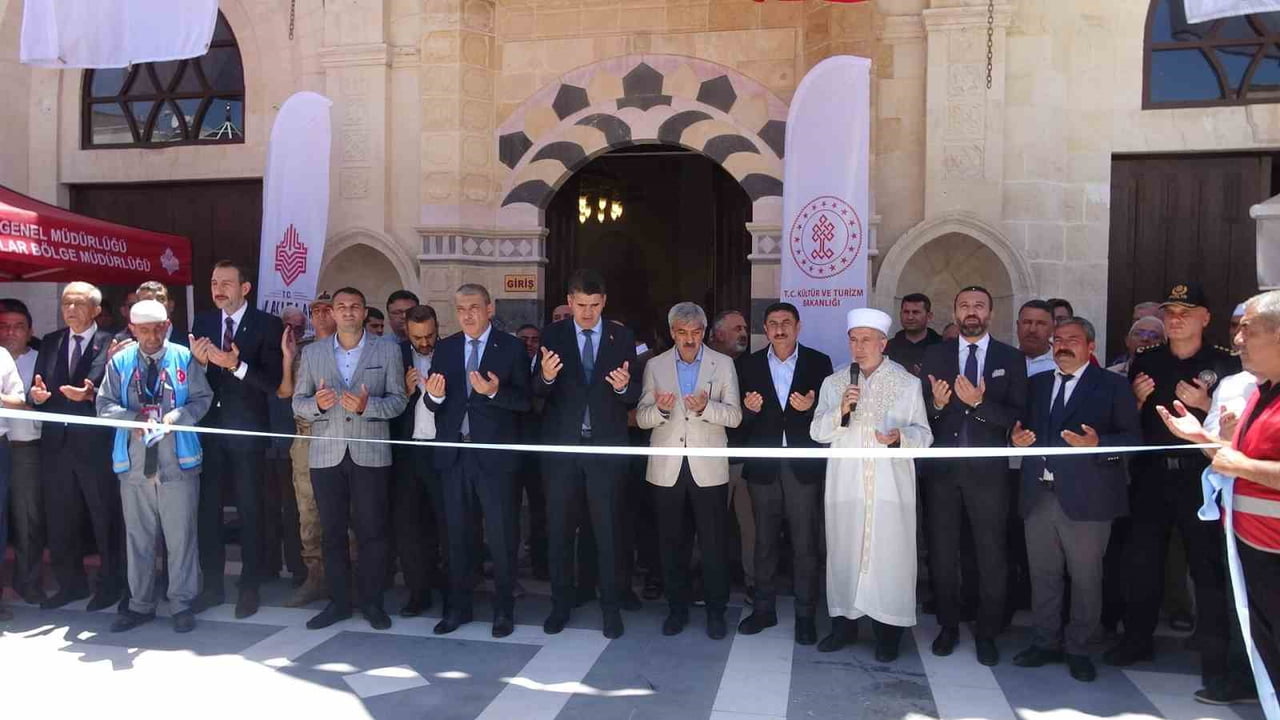 DEPREMDE HASAR GÖREN KİLİS ULU CAMİ İLE ŞURAHBİL BİN HASENE CAMİ VE TÜRBESİ YENİDEN İBADETE...