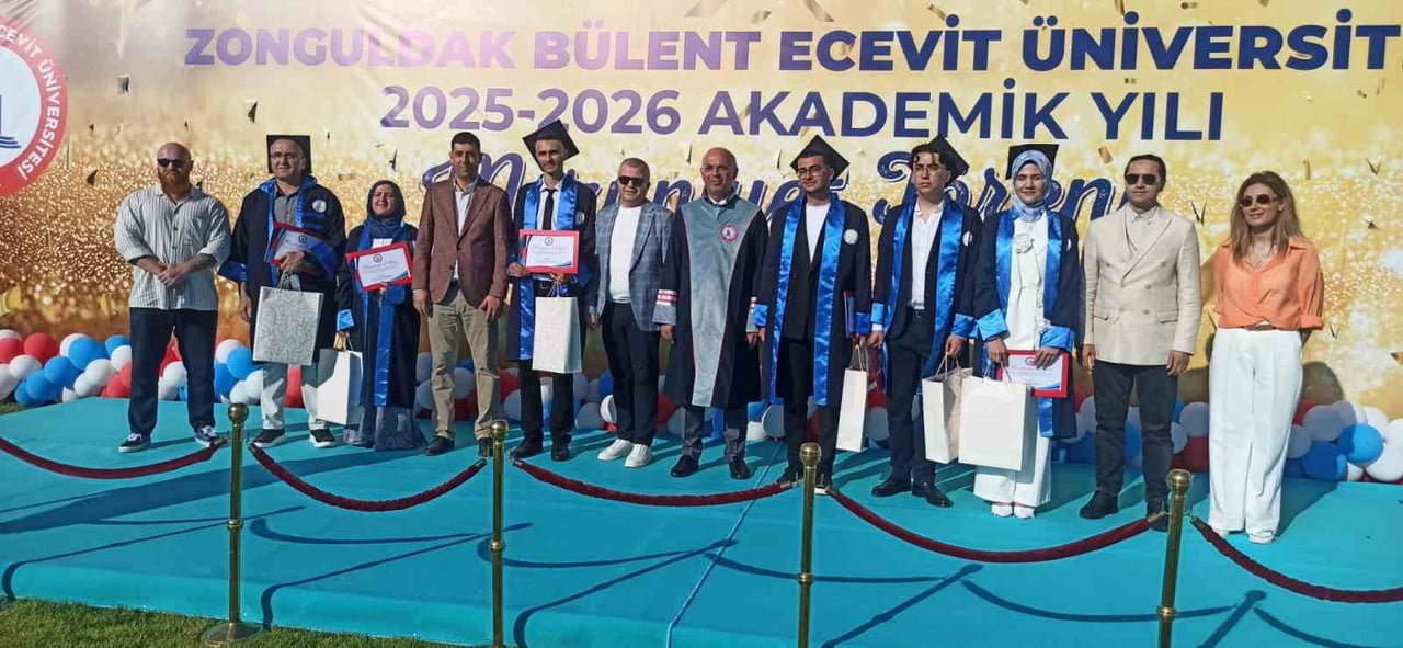 DERECEYE GİREN MEZUNLARA PROTOKOL ÜYELERİ TARAFINDAN ÇEŞİTLİ HEDİYELER TAKDİM EDİLDİ