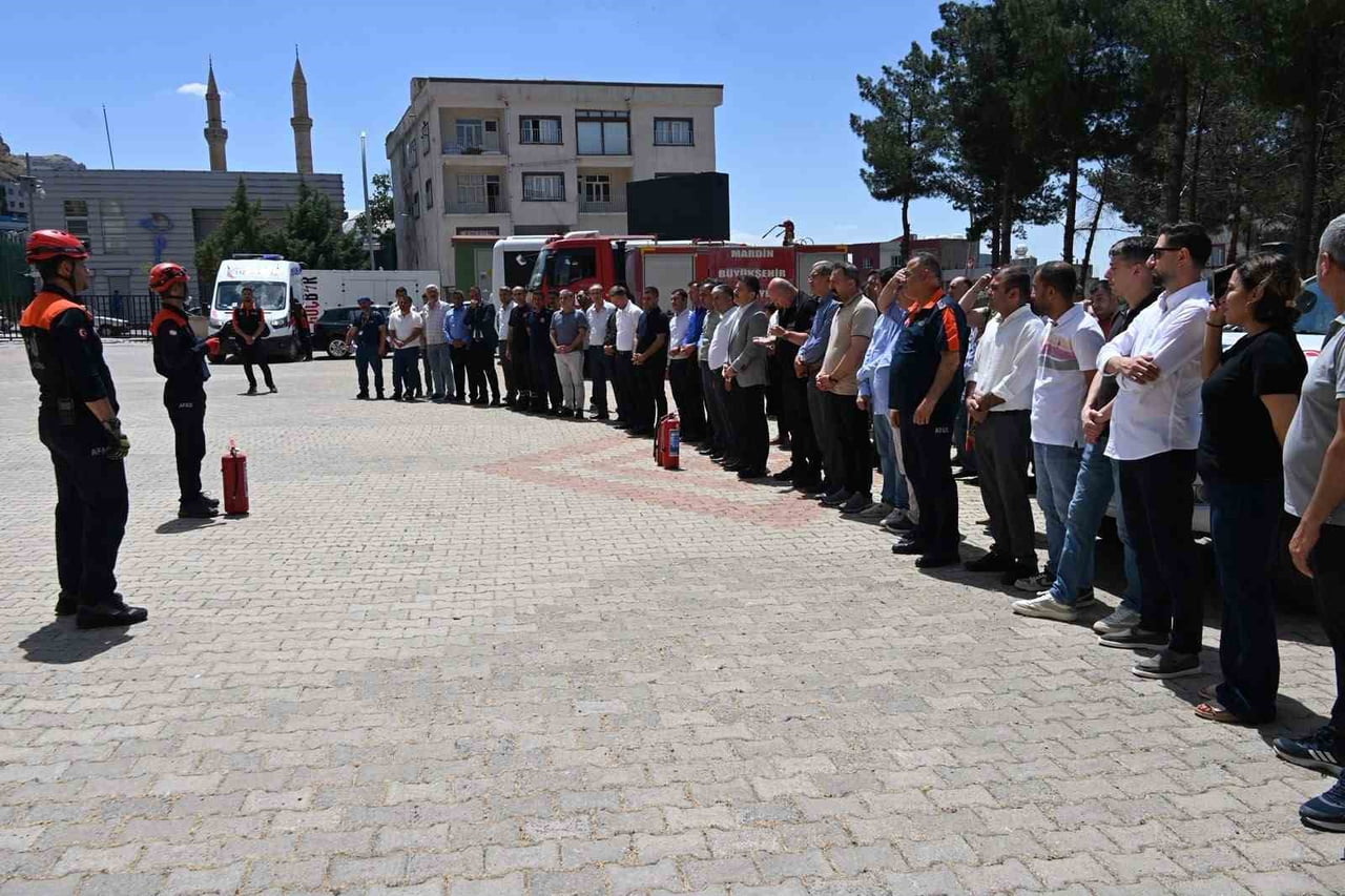 DERİK’TE YANGIN SÖNDÜRME VE TAHLİYE TATBİKATI GERÇEKLEŞTİRİLDİ