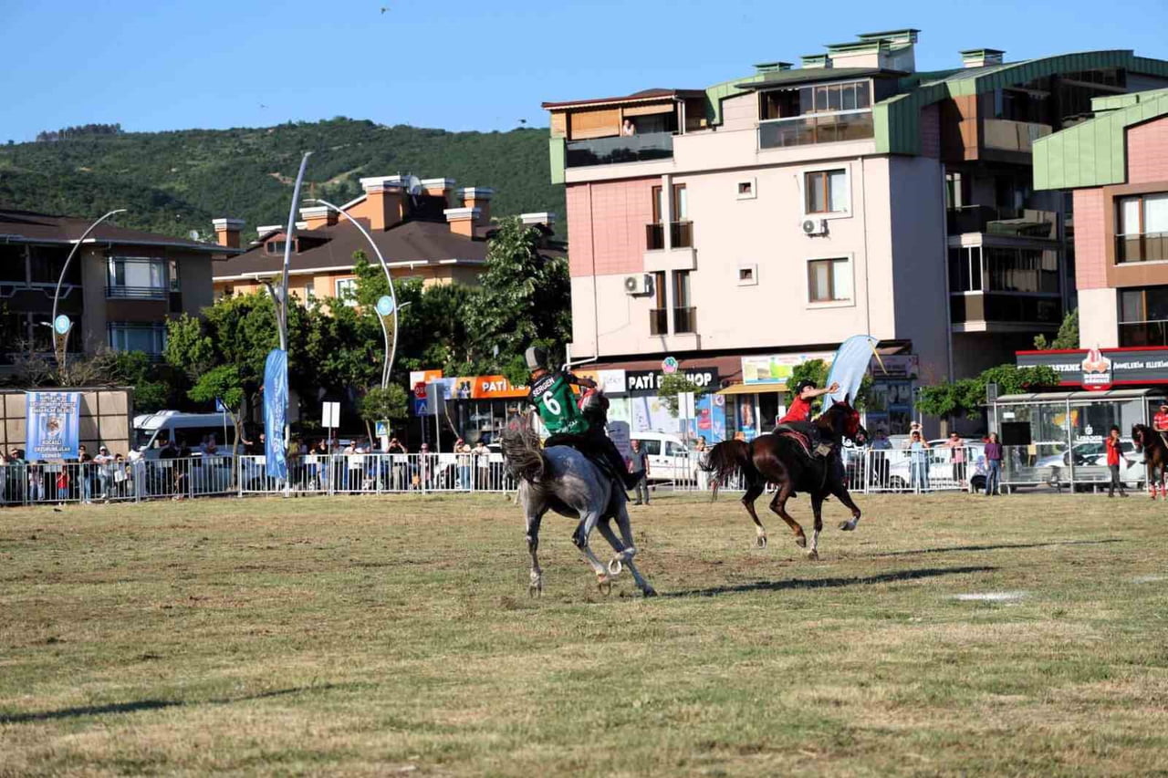 DERİNCE’DE DÜZENLENEN 5. GELENEKSEL CİRİT ŞÖLENİ’NDE ATA SPORU CİRİT, MEHTERAN GÖSTERİLERİ VE...