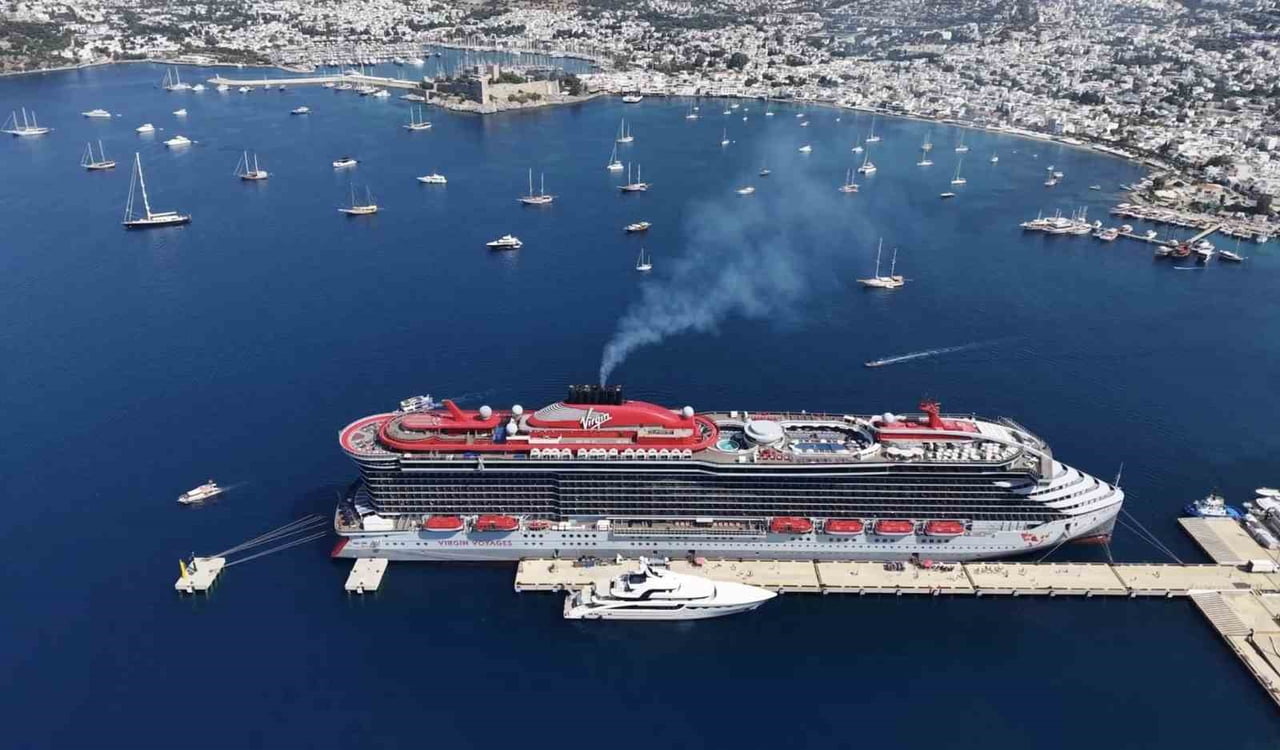 DEV KRUVAZİYER SCARLET LADY BODRUM’A YANAŞTI