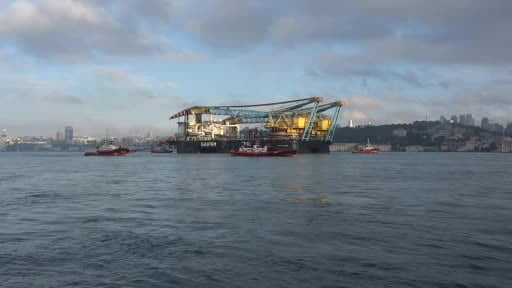 Dev vinç gemisi 'Saipem 7000' İstanbul Boğazı'ndan geçiyor