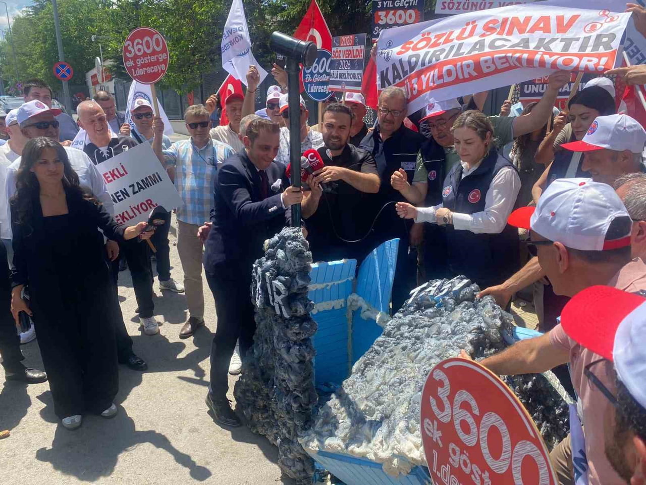 DEVLET MEMURLARI KONFEDERASYONU (DMK), ÇALIŞMA VE SOSYAL GÜVENLİK BAKANLIĞI ÖNÜNDE BASIN...