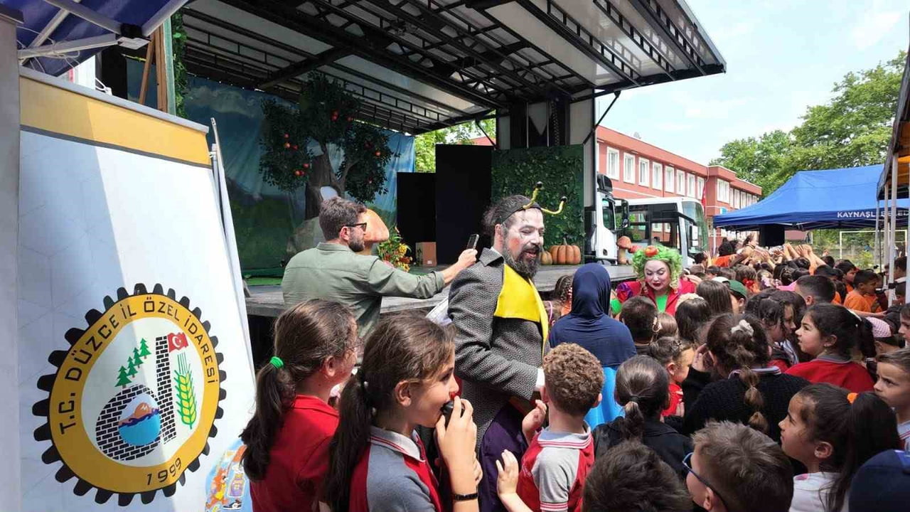 DEVLET TİYATROLARININ DT KAMYON PROJESİ KAPSAMINDA SAHNELENEN “MASAL YOLU” ADLI ÇOCUK OYUNU, DÜZCE...