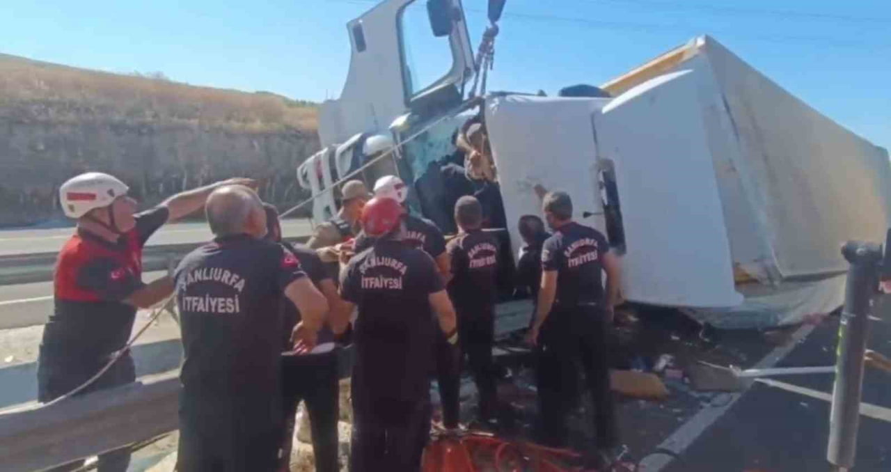 DEVRİLEN TIRDA SIKIŞAN SÜRÜCÜYÜ EKİPLER KURTARDI
