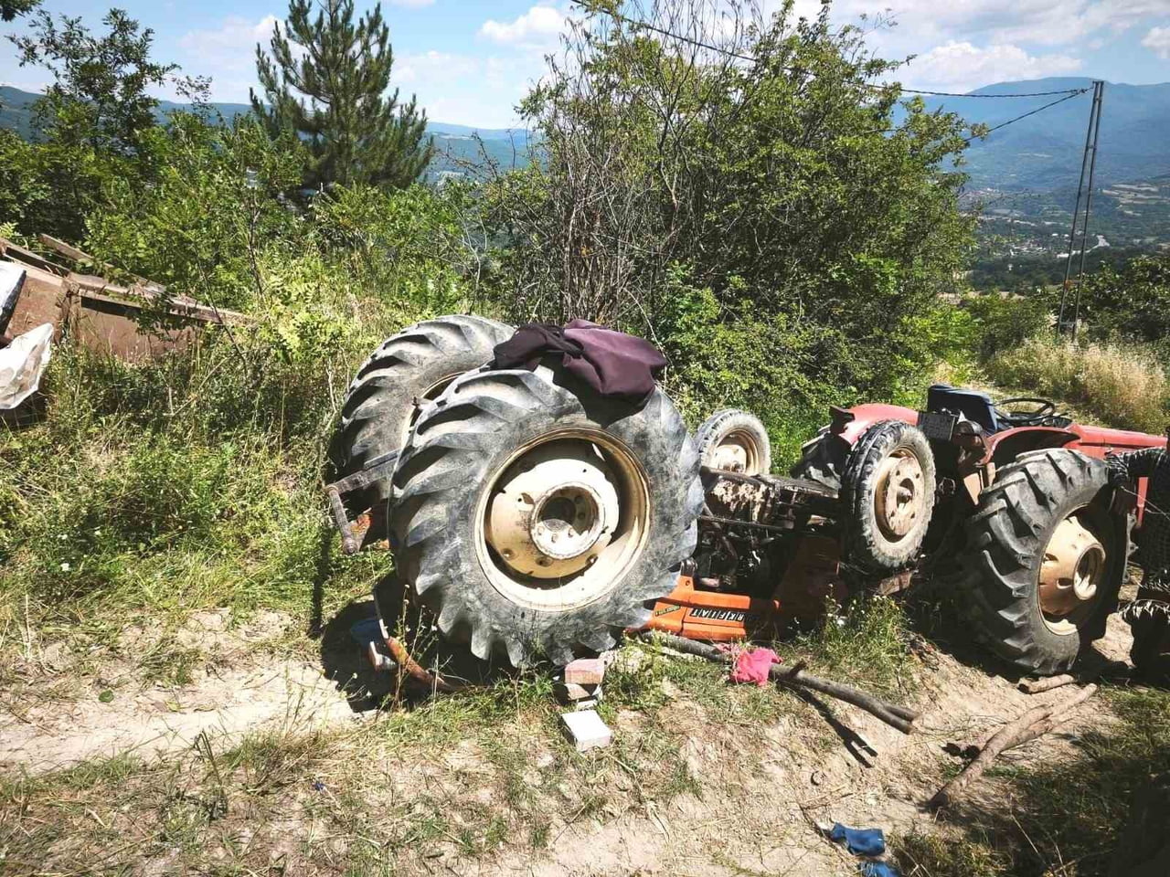 DEVRİLEN TRAKTÖRÜN ALTINDA KALAN SÜRÜCÜ HAYATINI KAYBETTİ.
