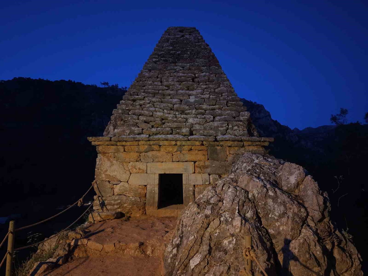 DİAGORAS'IN PİRAMİT MEZARI GECE AYDINLATMASIYLA YENİ GÖRÜNÜMÜNE KAVUŞTU