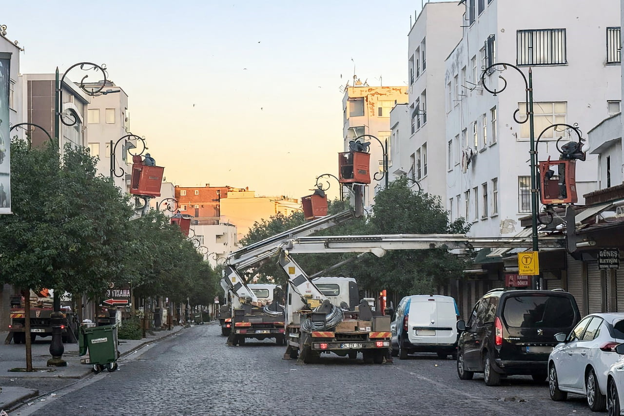 DİCLE ELEKTRİK, DİYARBAKIR'IN TARİHİ SURİÇİ BÖLGESİNDE GAZİ CADDESİ, MELİKAHMET CADDESİ VE ULU...