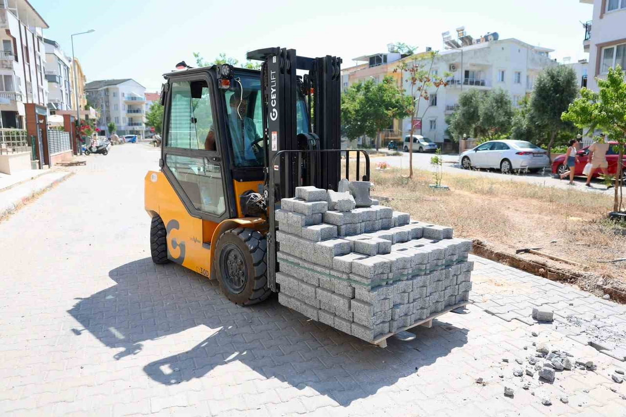 DİDİM BELEDİYESİ, İLÇE GENELİNDE ULAŞIM KONFORUNU ARTIRMAK VE YOLLARI DAHA GÜVENLİ HALE GETİRMEK...