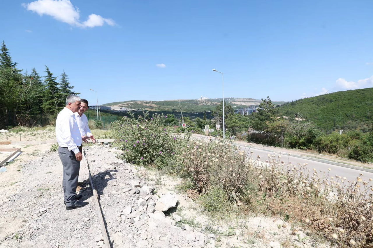 DİLOVASI'NDA 2 DÖNÜMLÜK PARK VE MESİRE ALANINDA YENİLEME ÇALIŞMASI BAŞLATILDI.