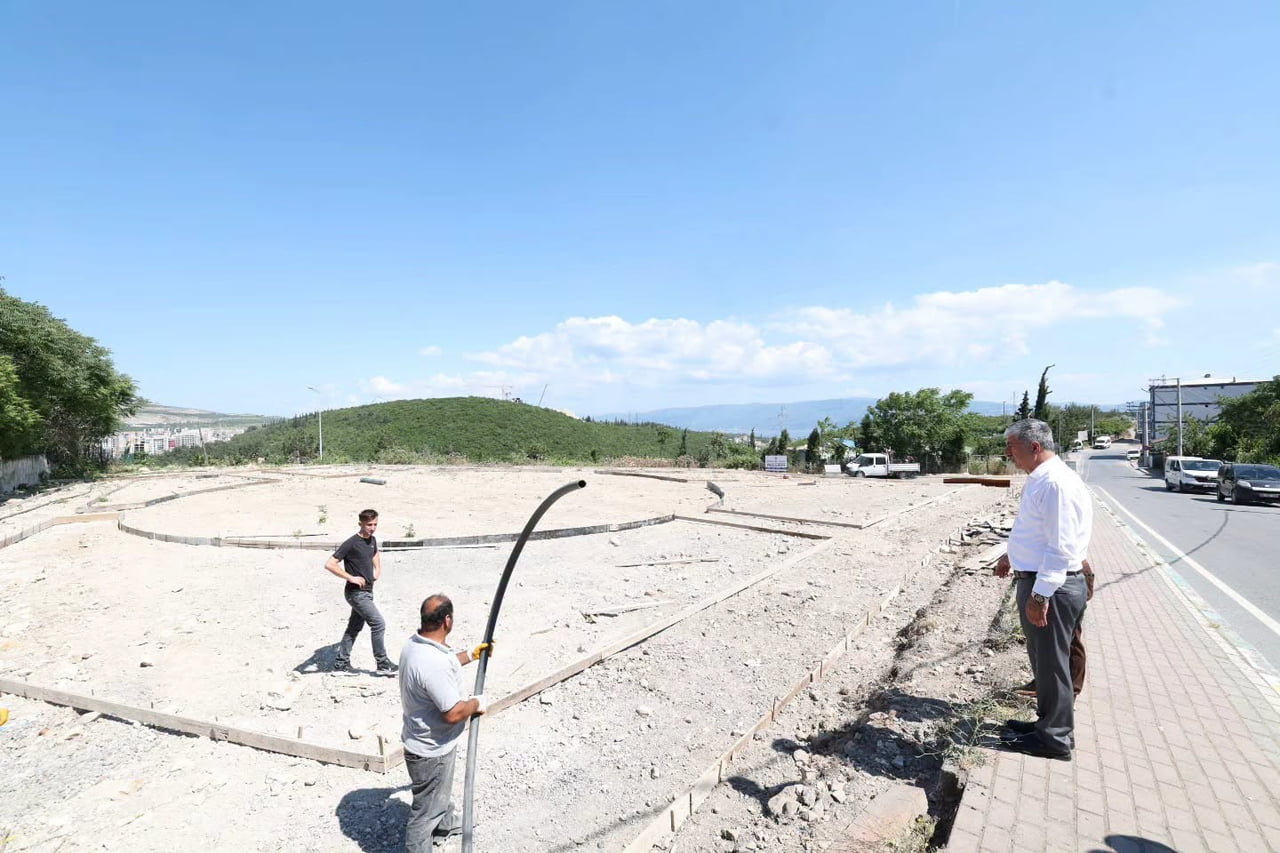 DİLOVASI'NDA 2 DÖNÜMLÜK PARK VE MESİRE ALANINDA YENİLEME ÇALIŞMASI BAŞLATILDI.