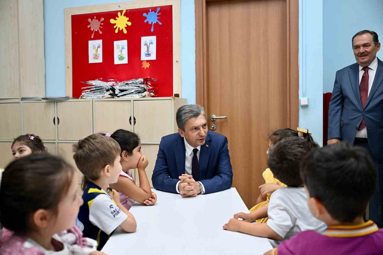 DİLŞAD REFİZADE İLKOKULU'NDA DÜZENLENEN KARNE DAĞITIM TÖRENİNE KATILAN ANTALYA VALİSİ HULUSİ...