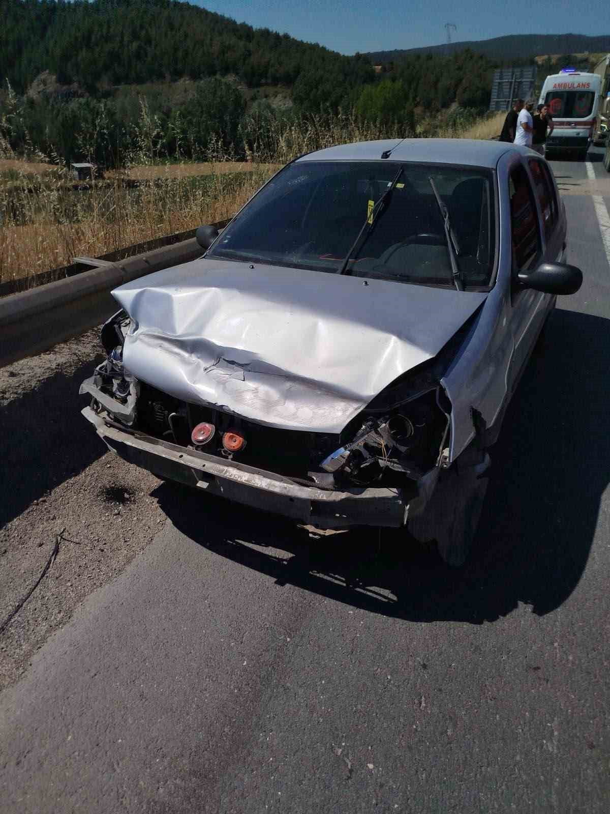 DİREKSİYON BAŞINDA BAYGINLIK GEÇİREN SÜRÜCÜ REFÜJE ÇARPTI: 1 YARALI