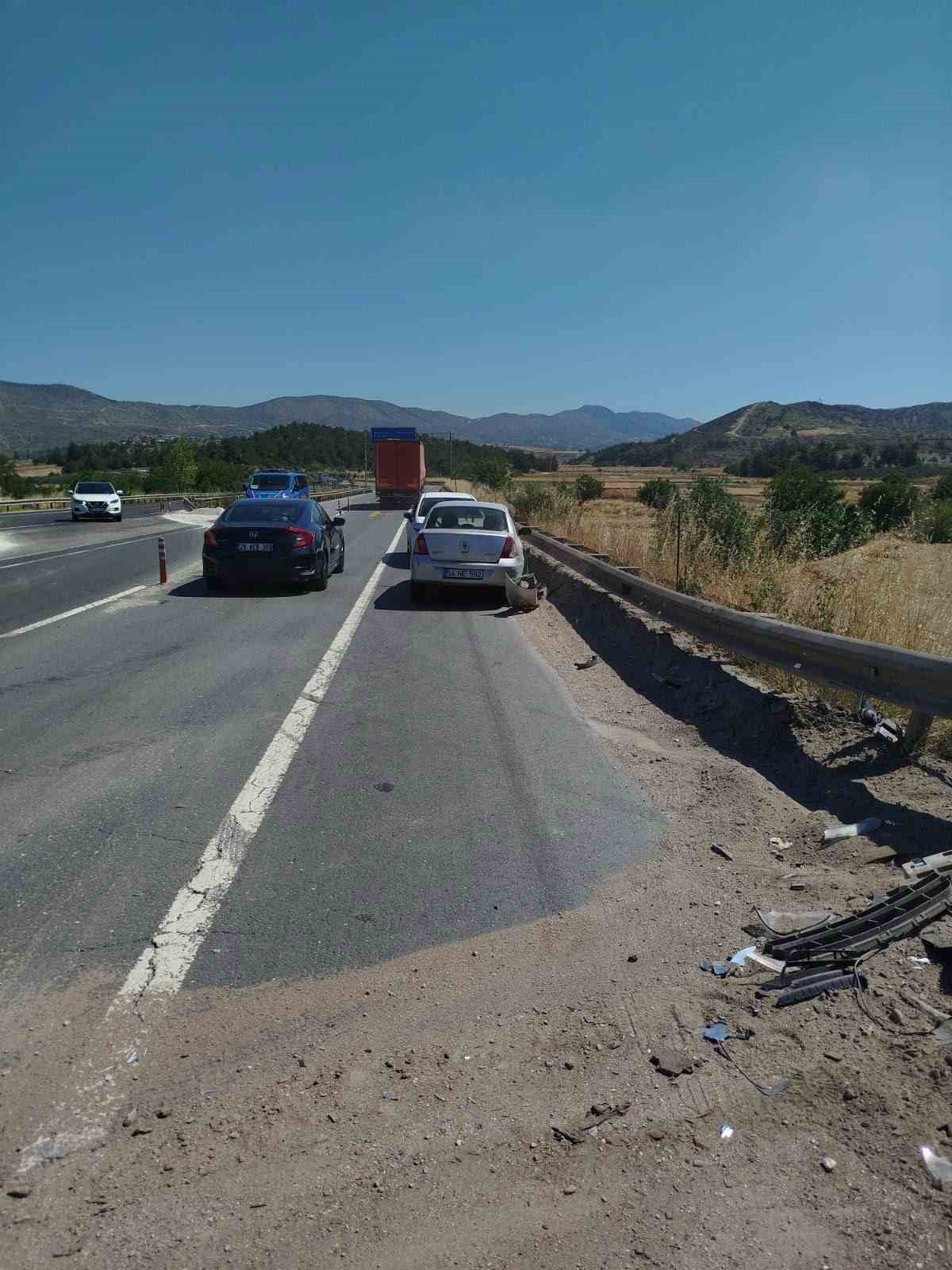 DİREKSİYON BAŞINDA BAYGINLIK GEÇİREN SÜRÜCÜ REFÜJE ÇARPTI: 1 YARALI