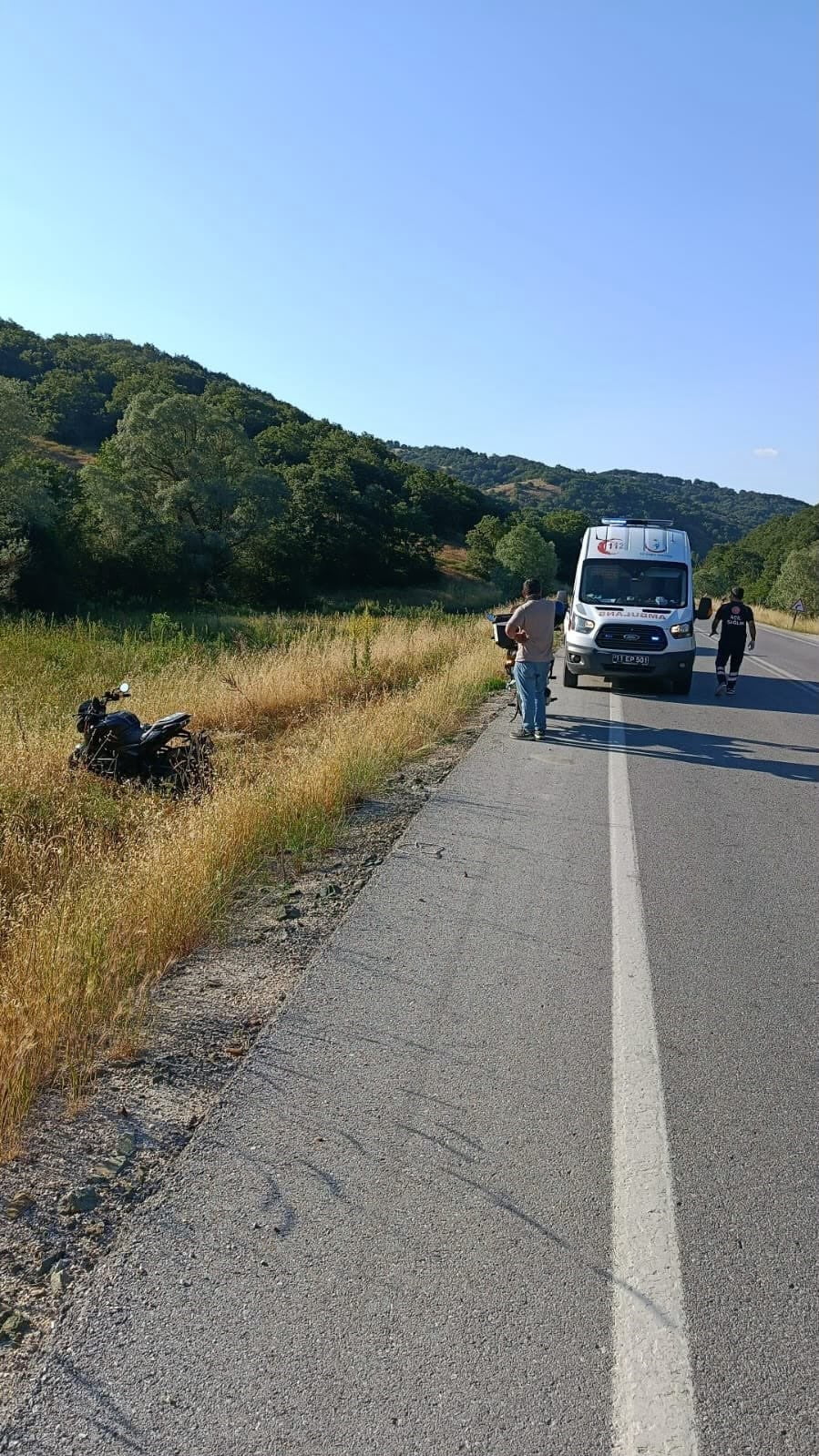 DİREKSİYON HÂKİMİYETİNİ KAYBEDEN MOTOSİKLET TARLAYA SAVRULDU: 1 YARALI