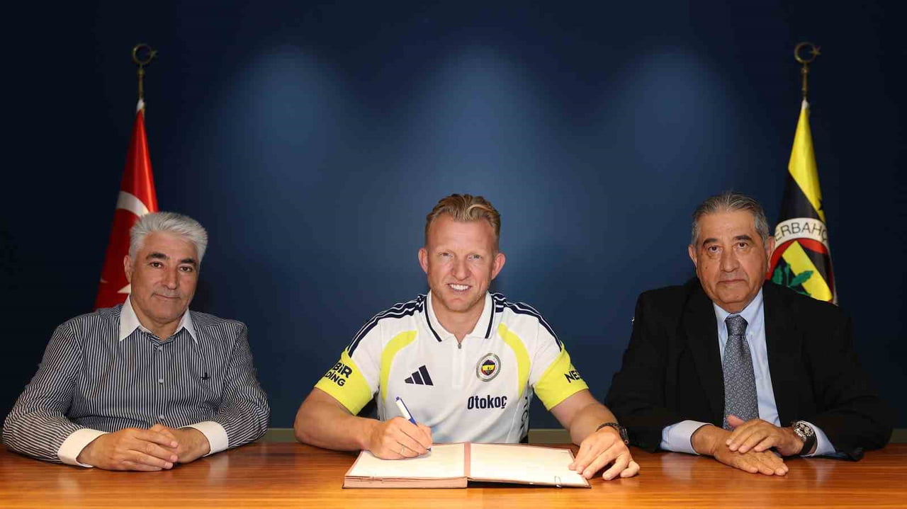 DİRK KUYT, İMZAYI ATTI