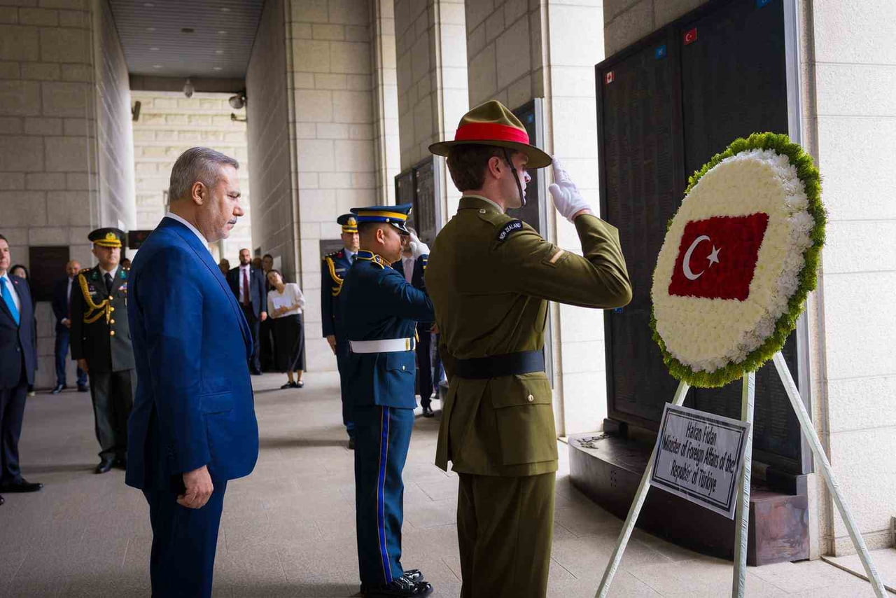 DIŞİŞLERİ BAKANI HAKAN FİDAN, GÜNEY KORE'NİN BAŞKENTİ SEUL'DE KORE SAVAŞI ANITI'NI ZİYARET EDEREK...
