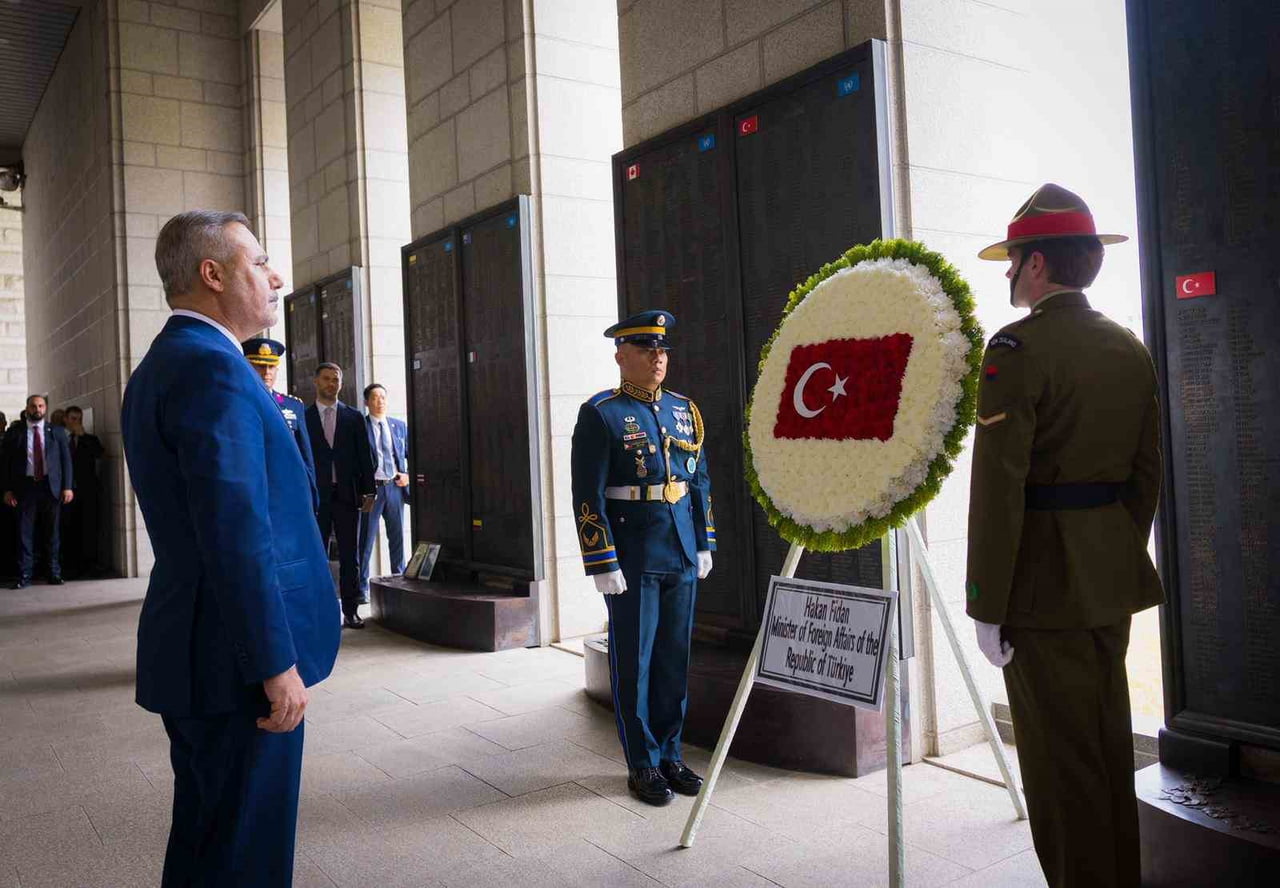DIŞİŞLERİ BAKANI HAKAN FİDAN, GÜNEY KORE'NİN BAŞKENTİ SEUL'DE KORE SAVAŞI ANITI'NI ZİYARET EDEREK...