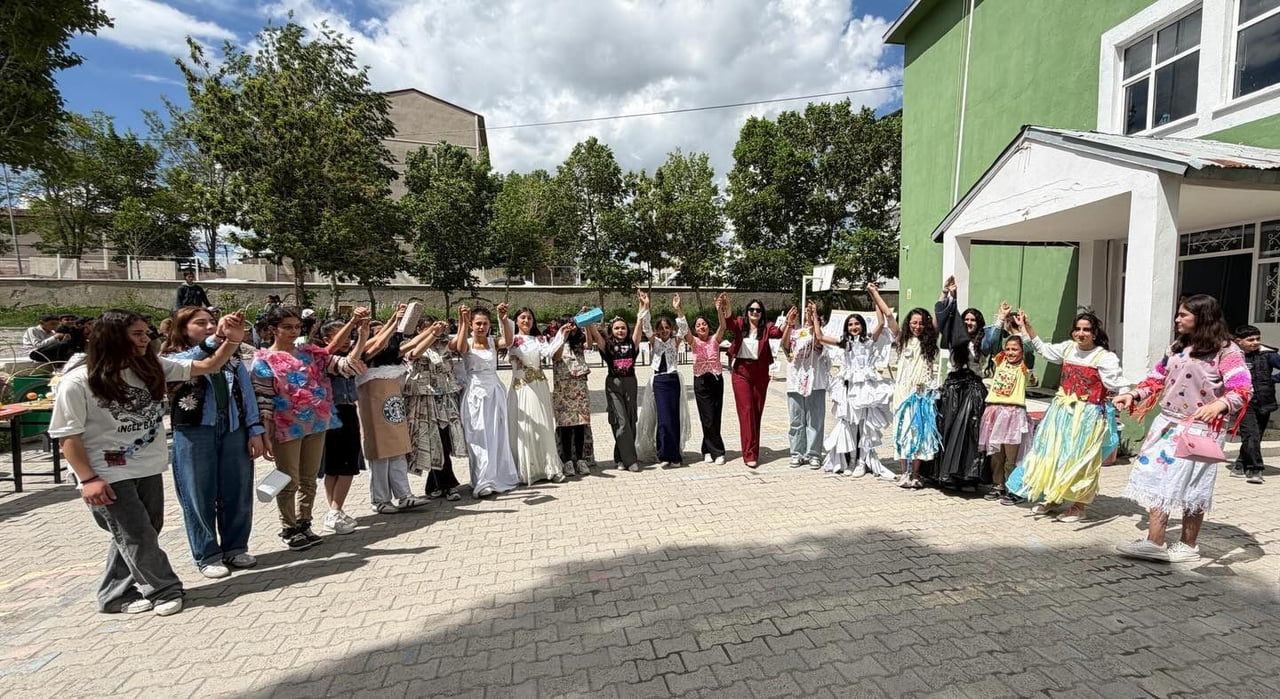 DİYADİN'DE ÖĞRENCİLERİN ESERLERİ SERGİLENDİ
