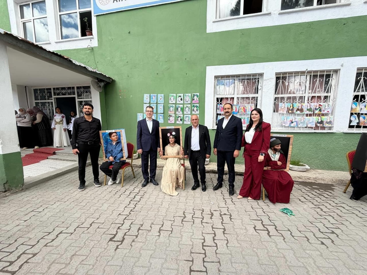 DİYADİN'DE ÖĞRENCİLERİN ESERLERİ SERGİLENDİ