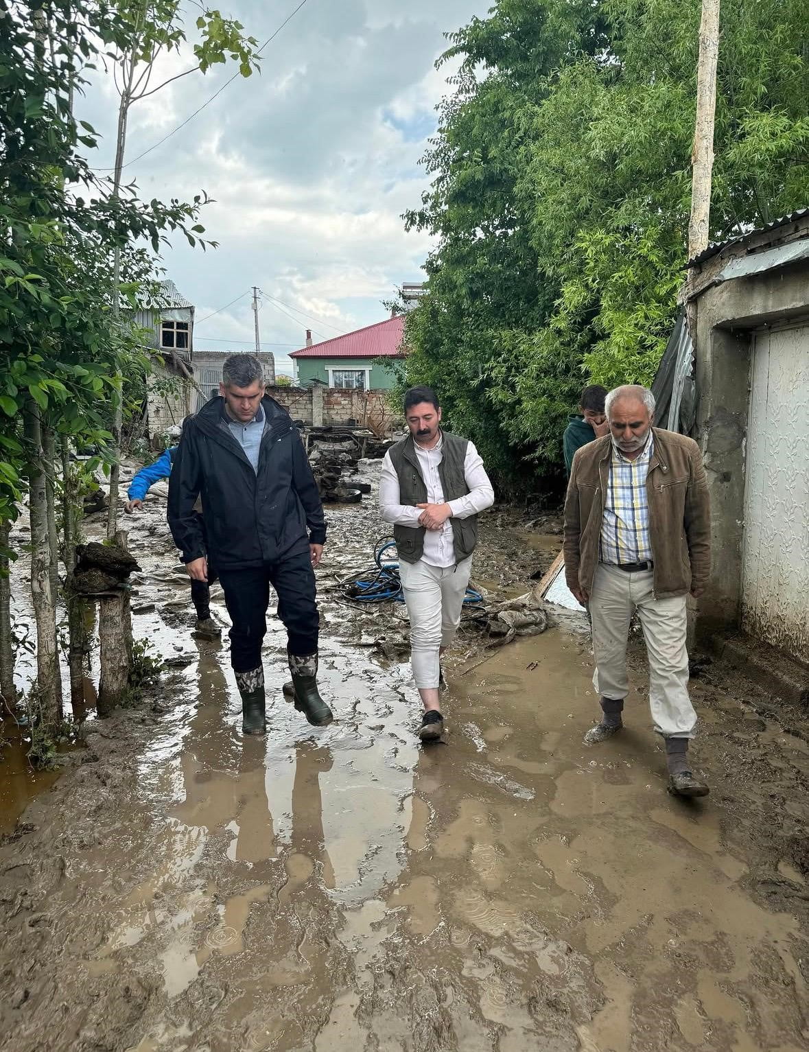 DİYADİN'DE YAĞIŞIN ARDINDAN TÜM KURUMLAR SAHADA