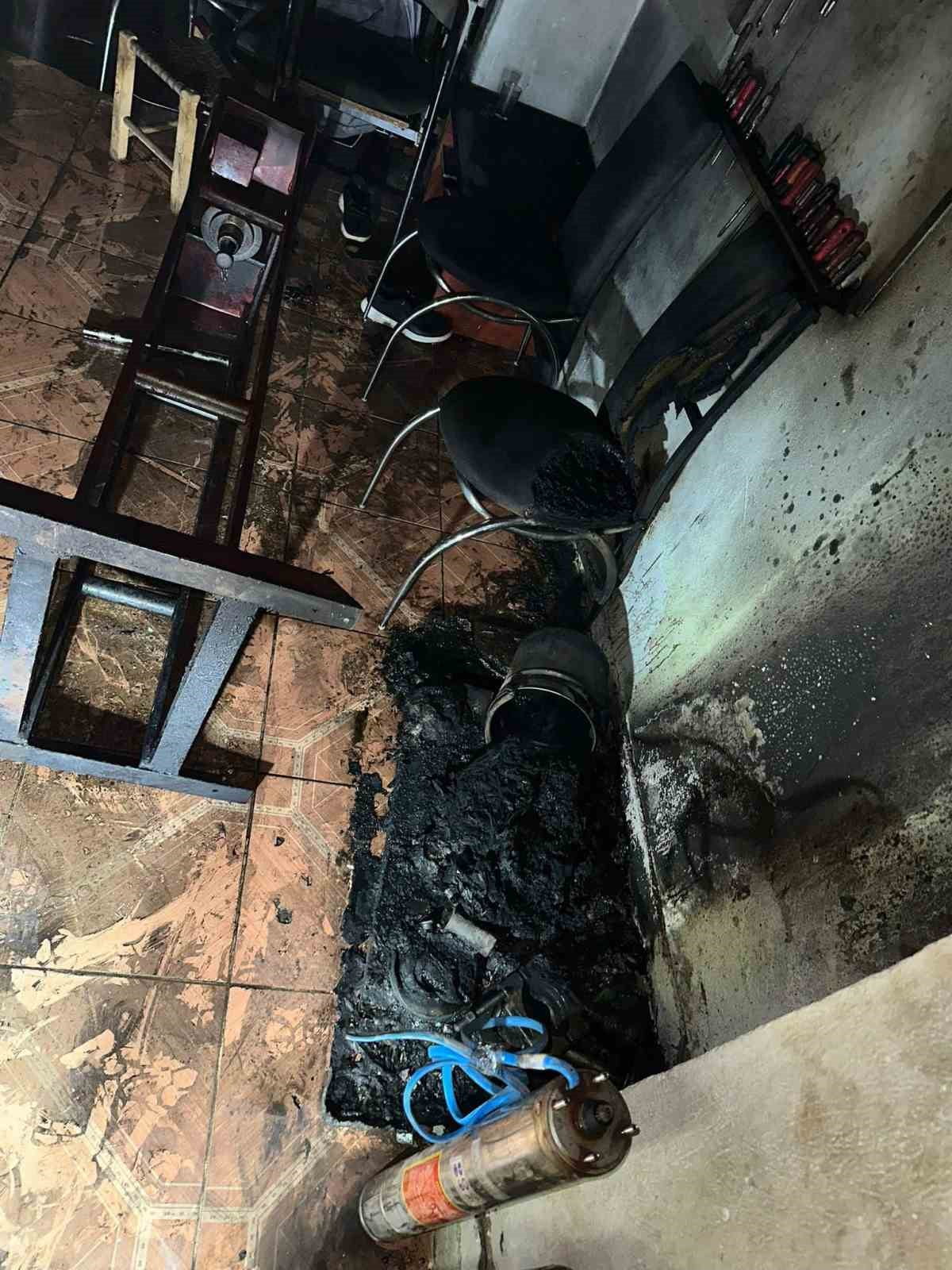 DİYARBAKIR'DA BİR İŞ YERİNDE ÇIKAN YANGIN EKİPLERİN MÜDAHALESİYLE SÖNDÜRÜLDÜ.