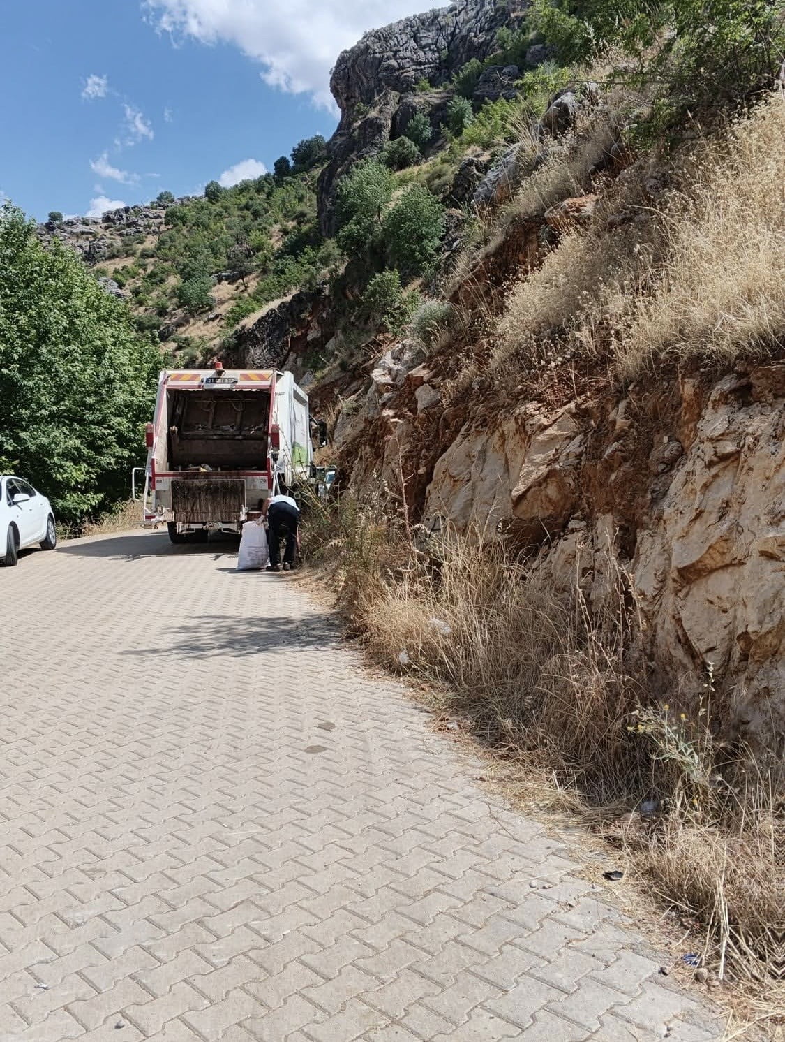 DİYARBAKIR'DA ÇERMİK BELEDİYESİ, SİNEK ÇAYI ÇEVRESİNDE PİKNİKÇİLERİN BIRAKTIĞI ÇÖPLERİ...