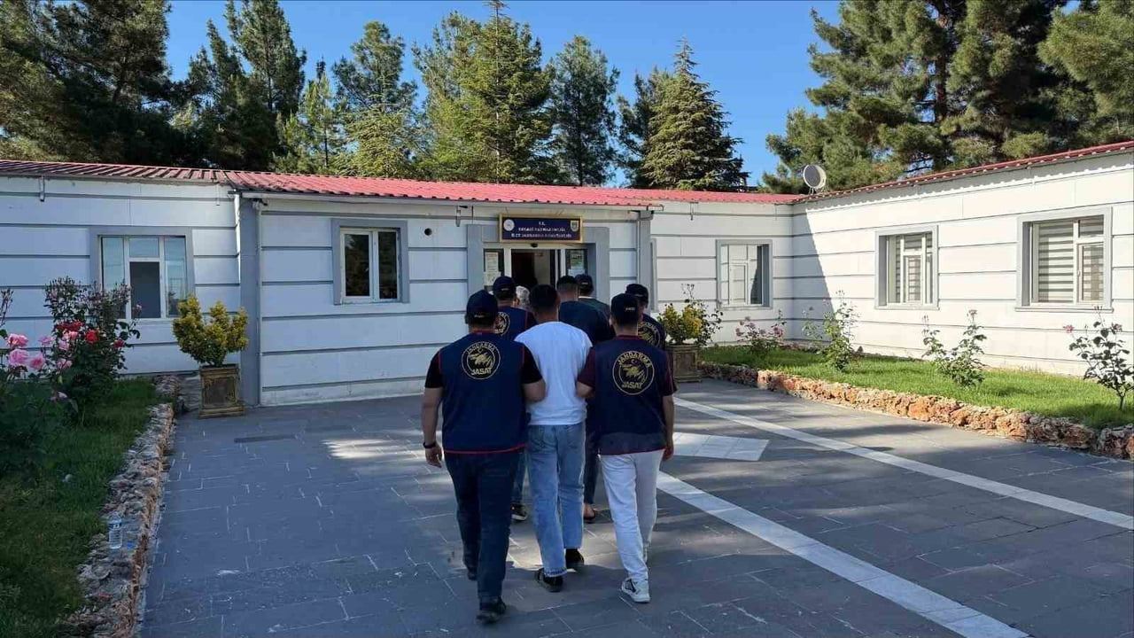 DİYARBAKIR'DA ÇEŞİTLİ SUÇLARDAN ARANAN 152 KİŞİ YAKALANDI.