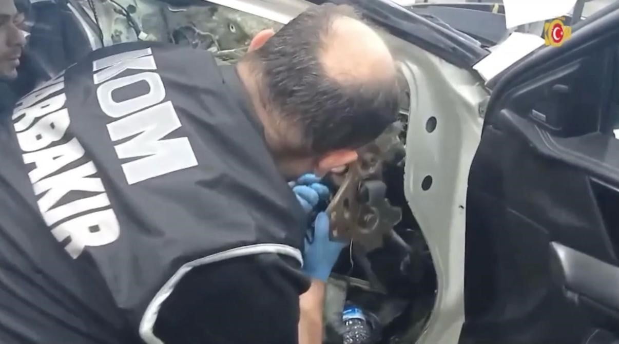 DİYARBAKIR'DA POLİS EKİPLERİNİN BİR OTOMOBİLDE YAPTIĞI ARAMADA, GİZLİ BÖLMELERDEN ÇOK SAYIDA SİLAH...