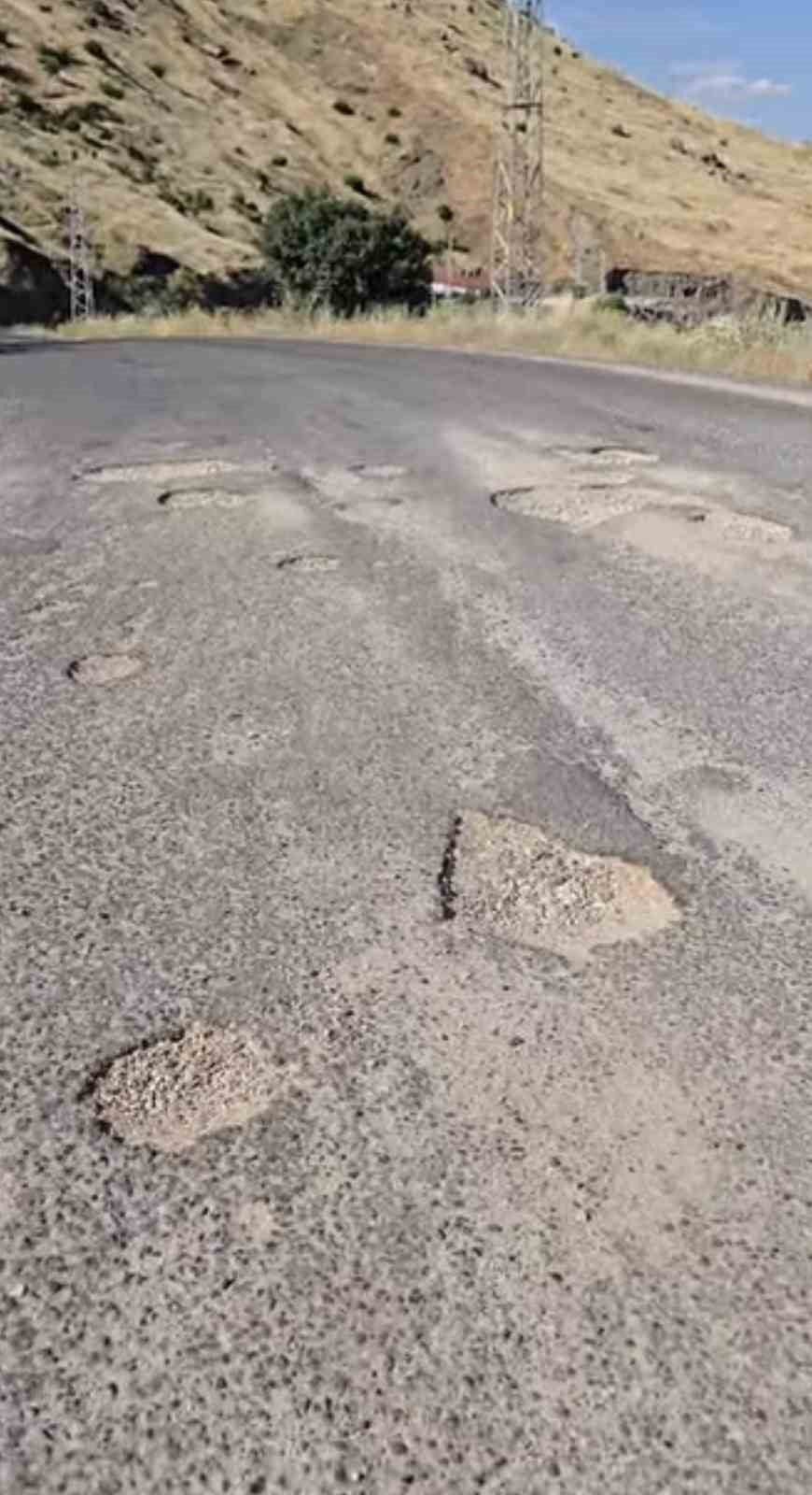 DİYARBAKIR'IN ÇERMİK İLÇESİ HASERAN BÖLGESİNDEKİ KIRSAL MAHALLE YOLLARINDA KIŞ AYLARINDAKİ...