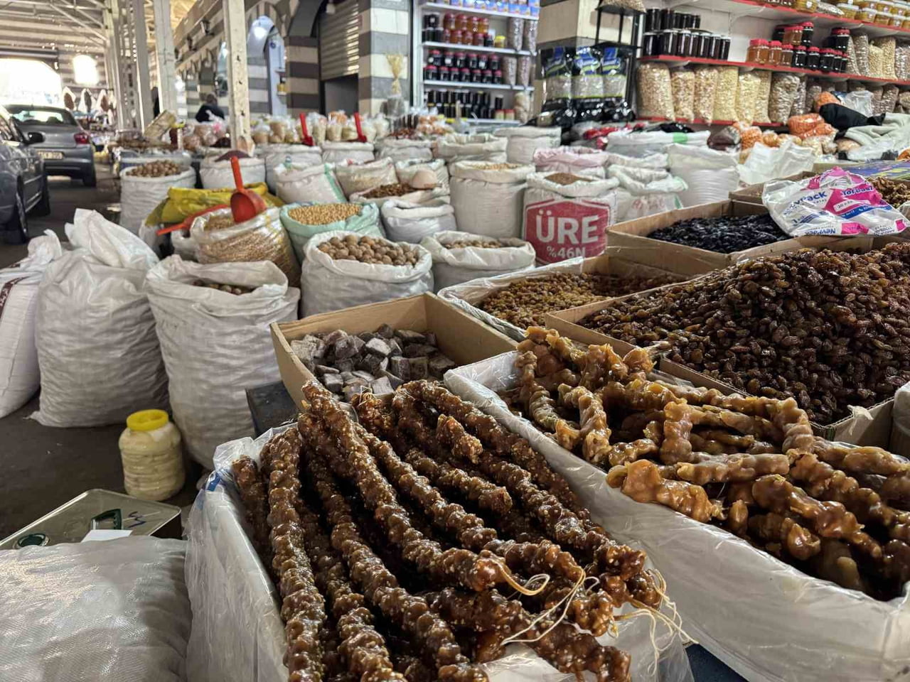 DİYARBAKIR'IN ÇERMİK İLÇESİNDE BULUNAN KURUYEMİŞ PAZARI, YOĞUN İLGİ GÖRÜYOR.