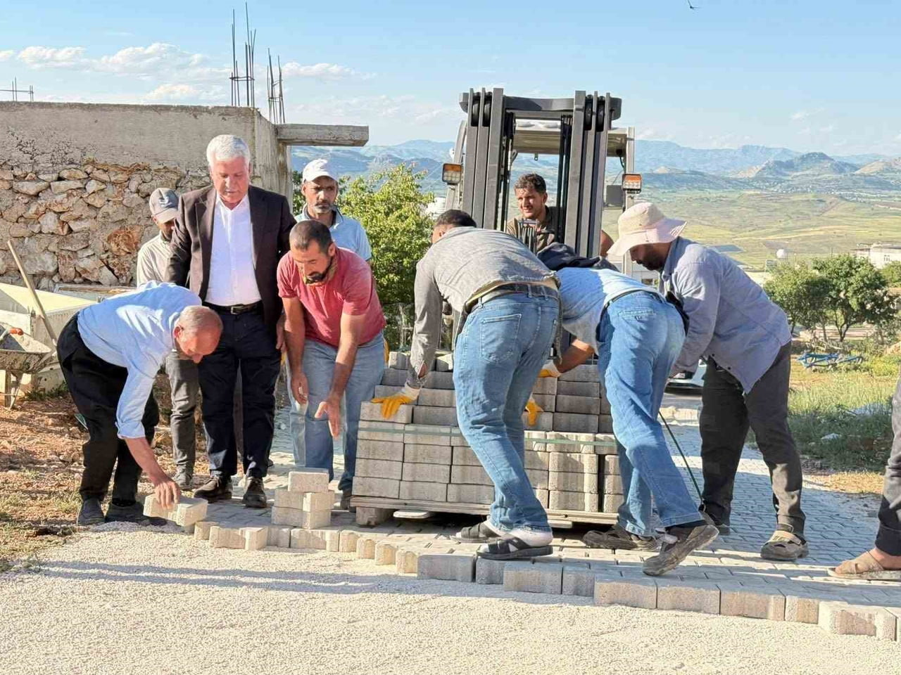 DİYARBAKIR'IN ÇERMİK İLÇESİNDE, YOĞUN YAĞIŞLARDAN DOLAYI BOZULAN MAHALLE YOLLARI, BELEDİYE...