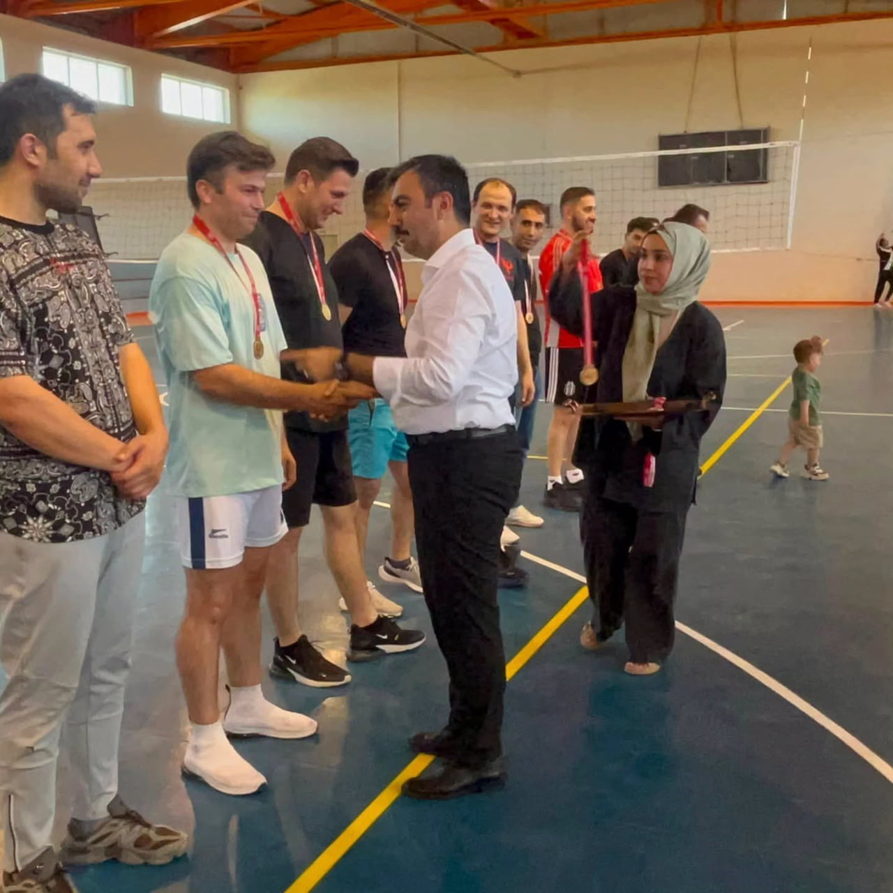 DİYARBAKIR'IN DİCLE İLÇESİNDE DÜZENLENEN KURUMLAR ARASI VOLEYBOL TURNUVASININ ŞAMPİYONU BELLİ...