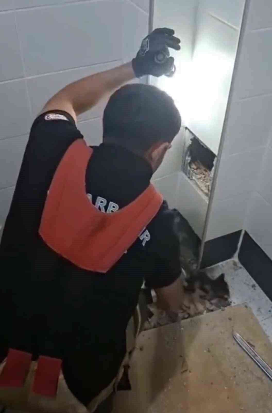 DİYARBAKIR'IN KAYAPINAR İLÇESİNDE HAVALANDIRMA BOŞLUĞUNDA MAHSUR KALAN KEDİ İTFAİYE ERLERİ...